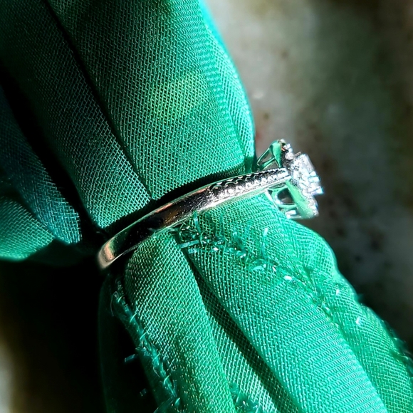 💛💛 Jared's Galleria Heart Diamond Ring - Picture 6 of 10